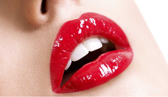 Красим губы: 4 лайфхака для яркого цвета